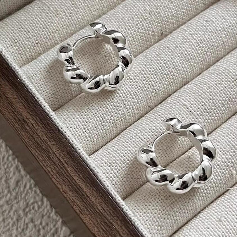 Premium light luxury twist earrings, niche design sense, croissant earrings, ear buckles, unique texture twist earrings