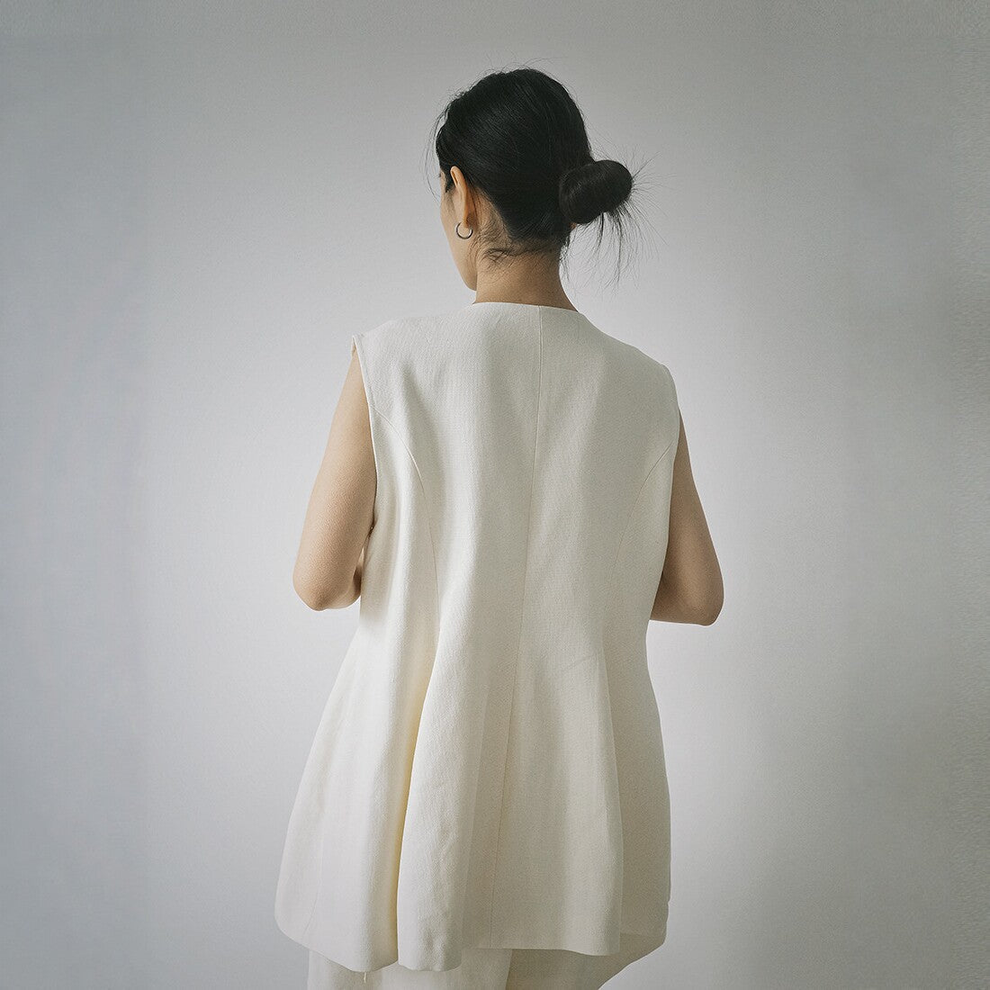 Spring and summer simple vest women's linen texture single-breasted vest, thin and stacked design top