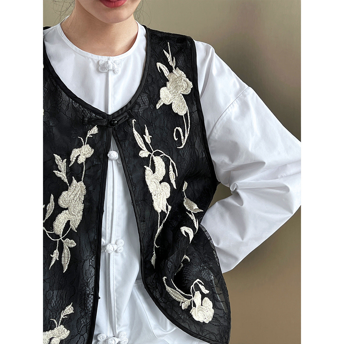 Advanced sense~ 2025 summer new national style new Chinese style hidden button flower embroidered vest cardigan